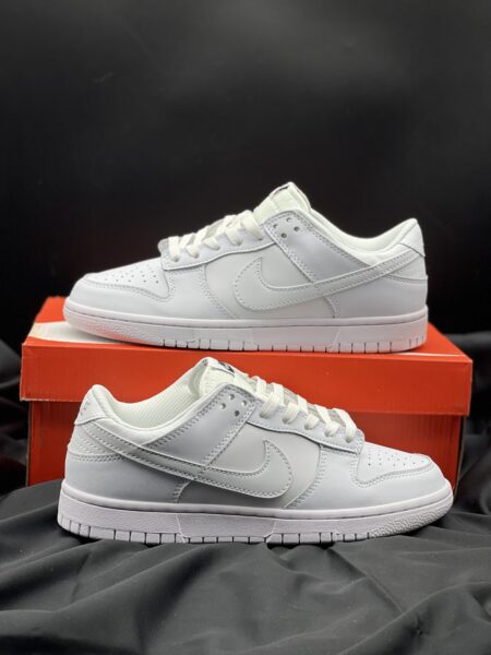 Dunk SB Low-Triple White-Size 8&9 N$1350/Pair