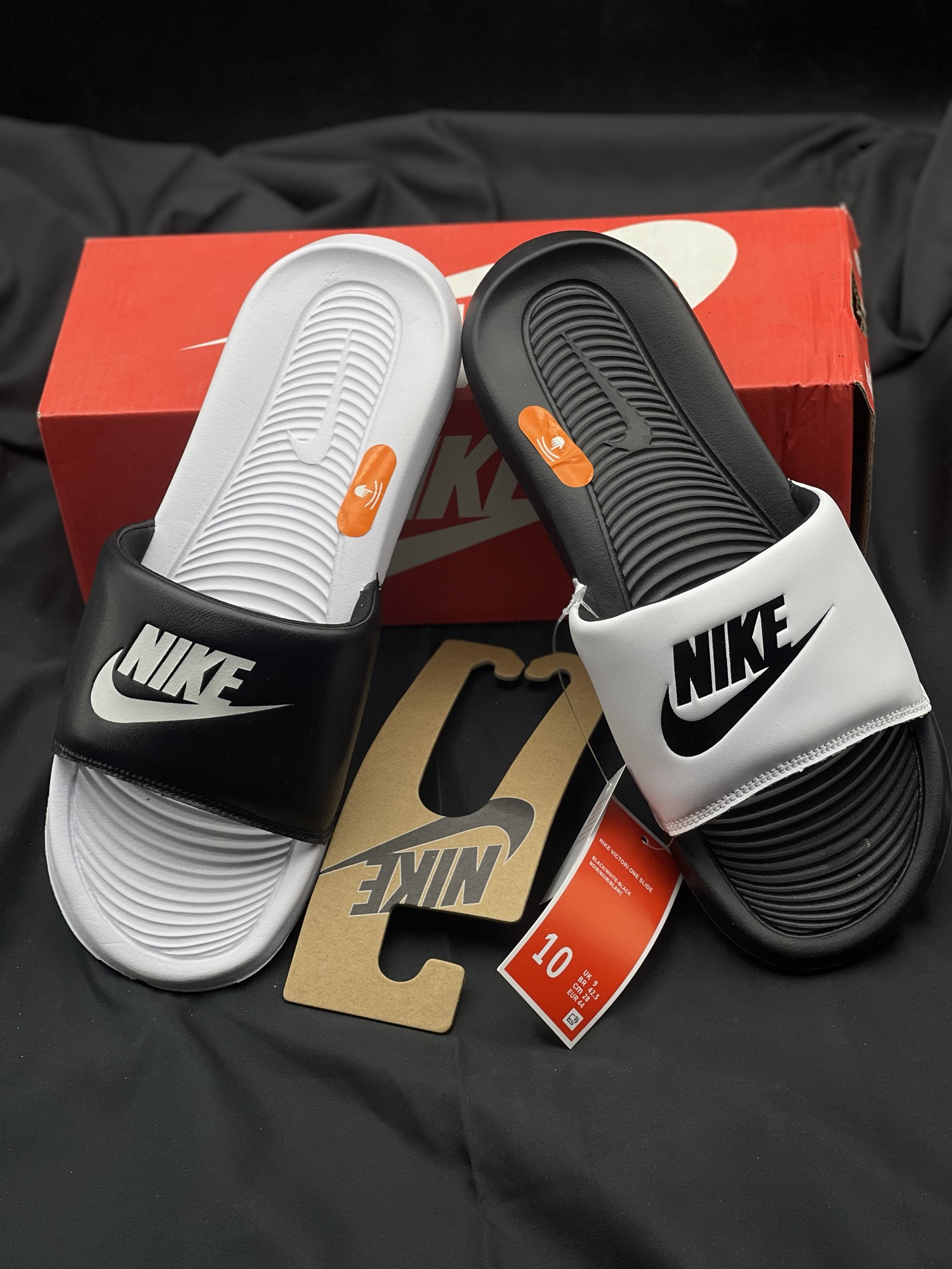 Nike Victori One Slide Mismatch Size 9 N$350 - U R BOX STUDIO